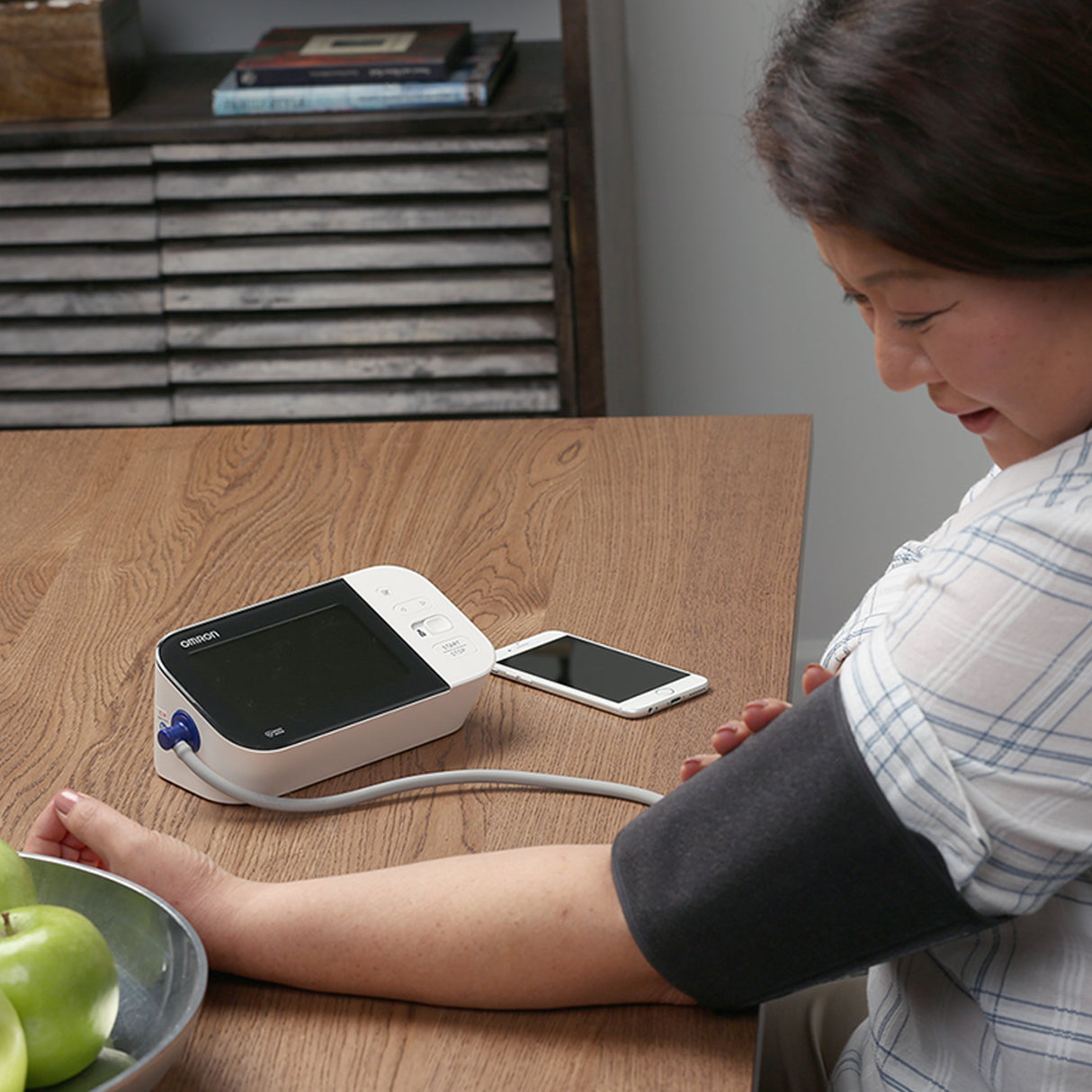 Home Automatic Digital Blood Pressure Monitor Omron 10 Series Wide Range Cloth Fabric Cuff 23 - 43 cm Desk Model