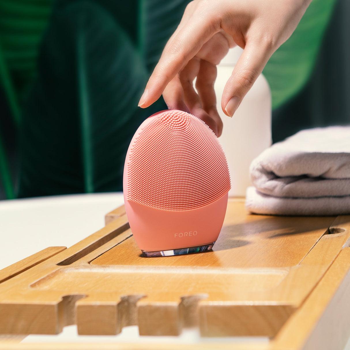 Facial Cleansing Brush and Massage Device LUNA 4 Balanced Skin