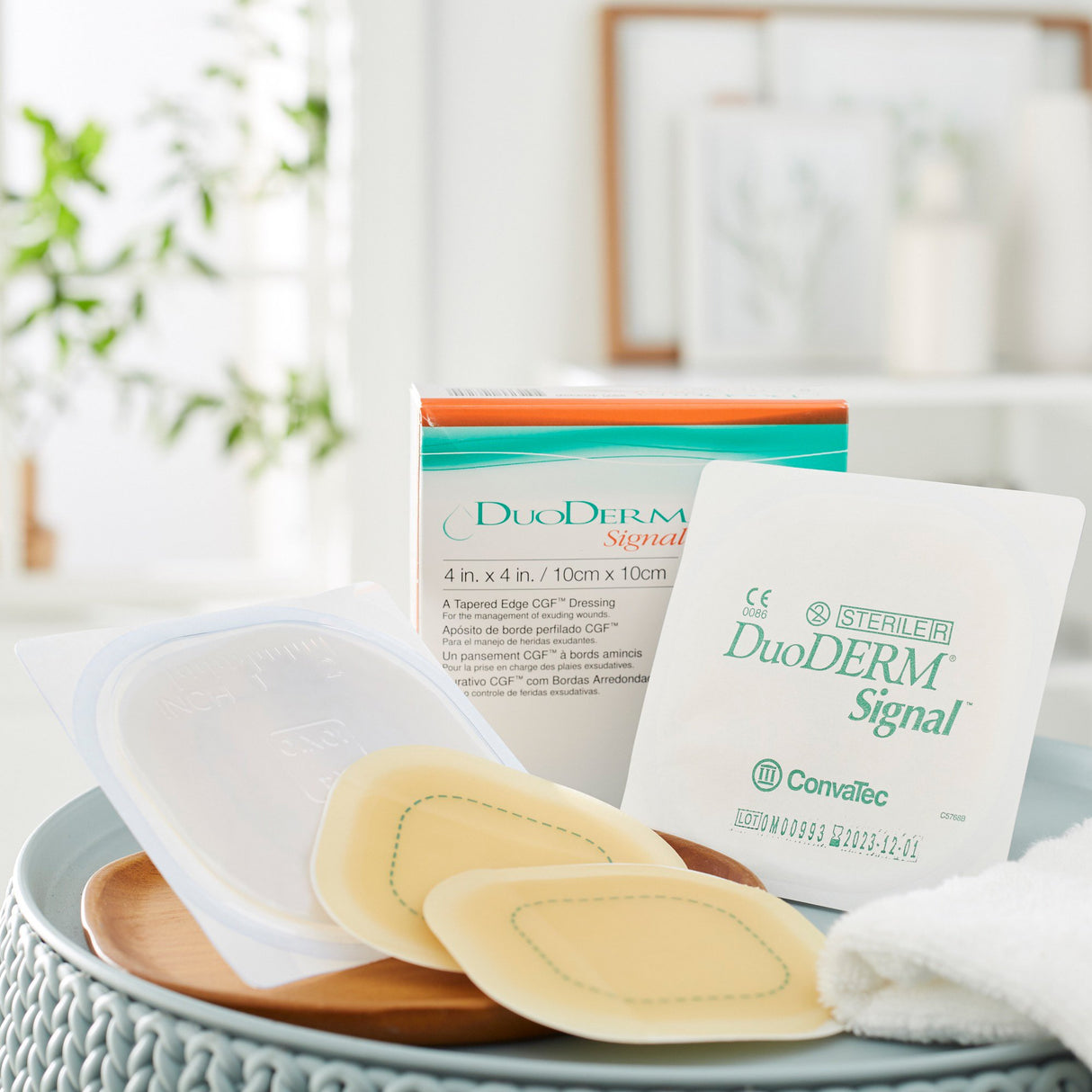 Hydrocolloid Dressing DuoDERM Signal CGF Foam Backing 4 X 4 Inch Square Hydrocolloid