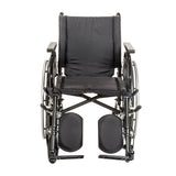 Silla de ruedas Viper Plus GT con apoyabrazos universales, reposapiernas elevables y asiento de 18"